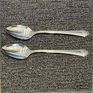 Set of 2 Fantasy Rose Community Stainless
by ONEIDA SILVER fruit / orange spoon